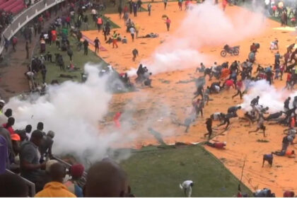 Kenya police fire shots at crowds gathered to see body of ex-PM Odinga